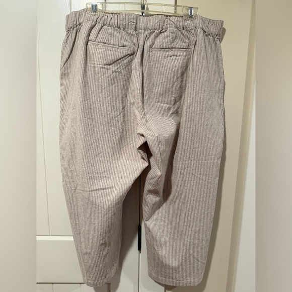 CJ BANKS NWT 1X Capris Linen Tan/Blue Pinstripes MSRP $55 Pull On Elastic Back - Picture 3 of 9